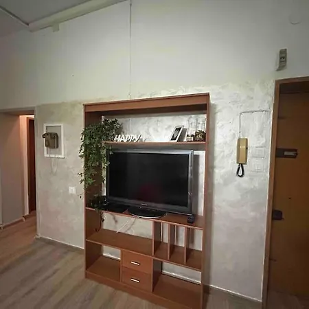 Mirella Apt, 2min Train Station Apartament *