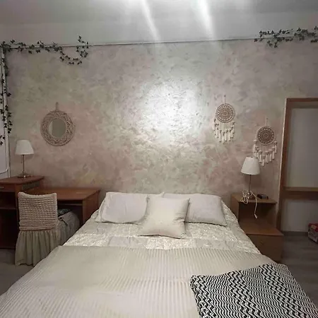Mirella Apt, 2min Train Station Apartament Mestre
