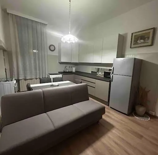 Mirella Apt, 2min Train Station Appartement
