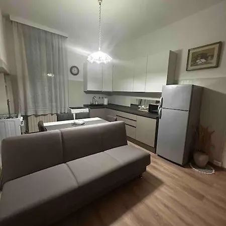 Mirella Apt, 2min Train Station شقة